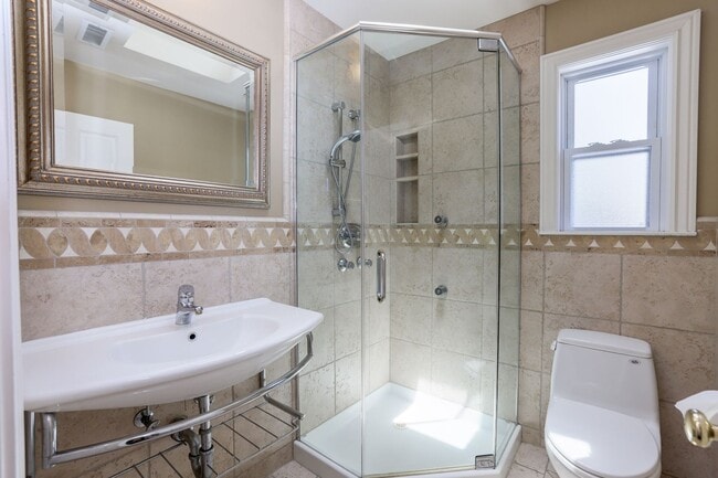 Building Photo - 4 Bed / 3 Bath Burlingame home near excell...