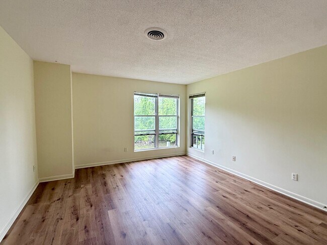Building Photo - 11 Creek Cir