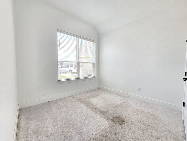 Building Photo - 513 Three Feathers Ct