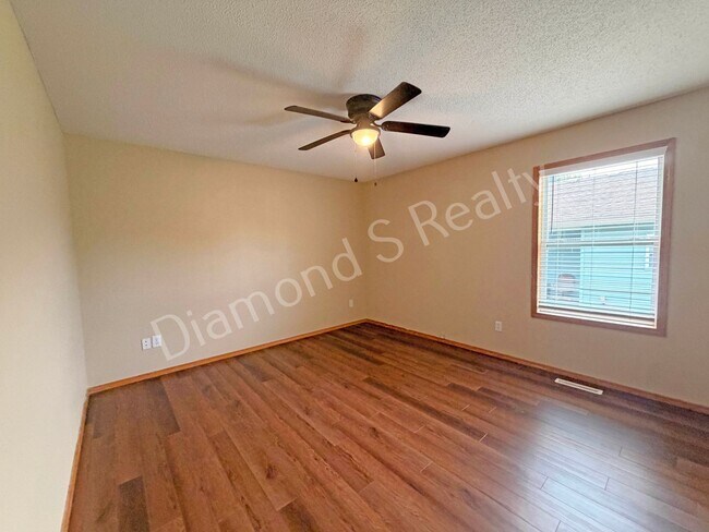 Building Photo - 2 Bed / 1 Bath Duplex in Ozark Available!