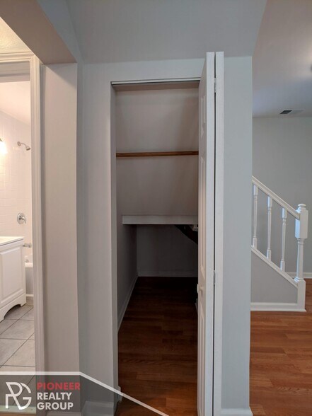 Building Photo - 1520 W Melrose St