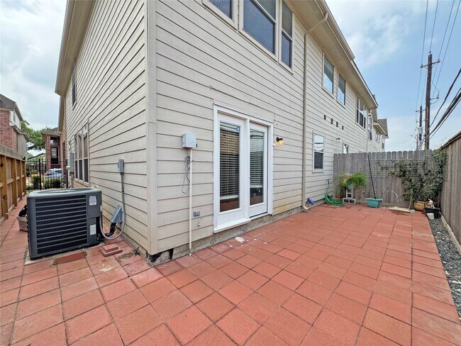 Building Photo - 6222 Skyline Dr
