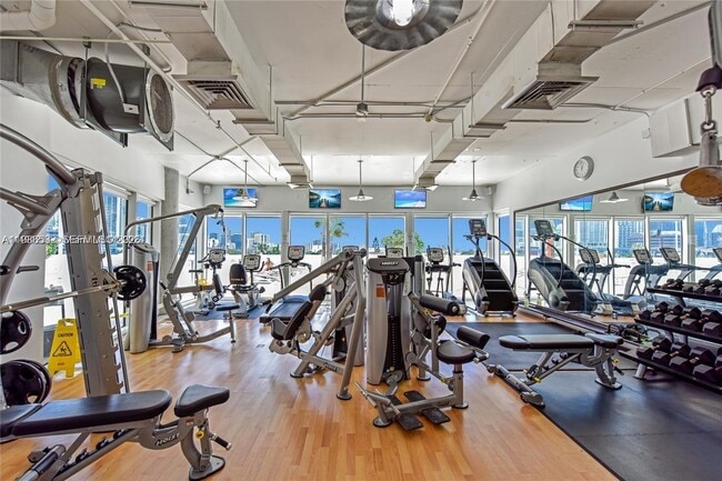 Building Photo - 10 SW South River Dr