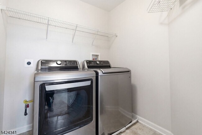 Building Photo - 263 Winding Hill Dr