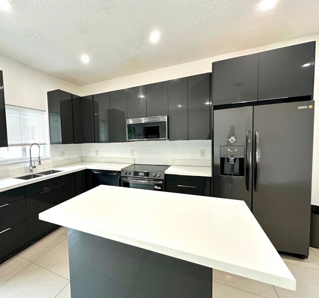 Building Photo - 14890 NE 10th Ave