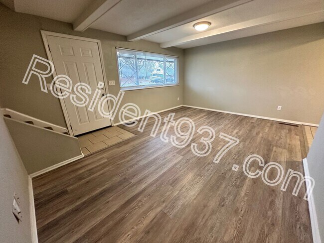 Building Photo - 4 Bed 2 Bath