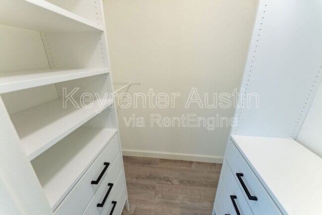Building Photo - 9409 Meadow Vale