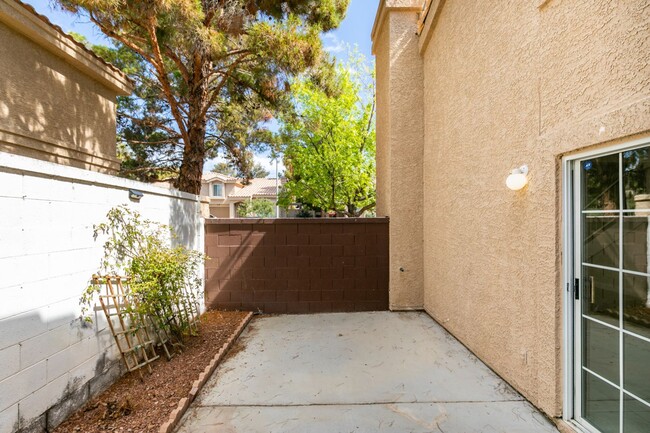 Building Photo - Freshly painted townhouse in Henderson wit...