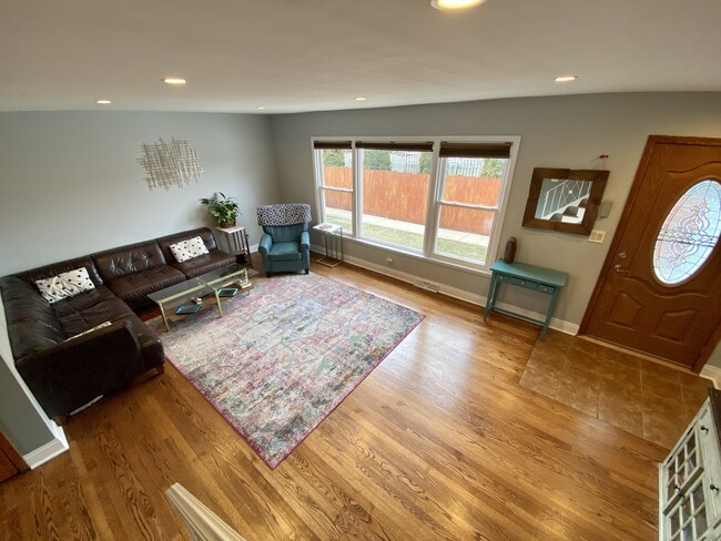 Building Photo - 5526 W Windsor Ave