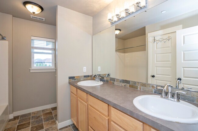 Building Photo - 1749 Skyline Ridge Ln SW