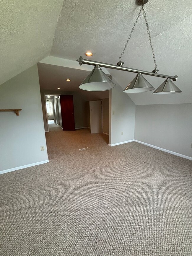 Building Photo - Spacious Home in Gaylord