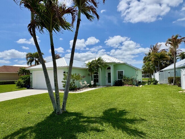 Building Photo - 3/2/2 with huge screened in Patio in The Pines/Jensen Beach