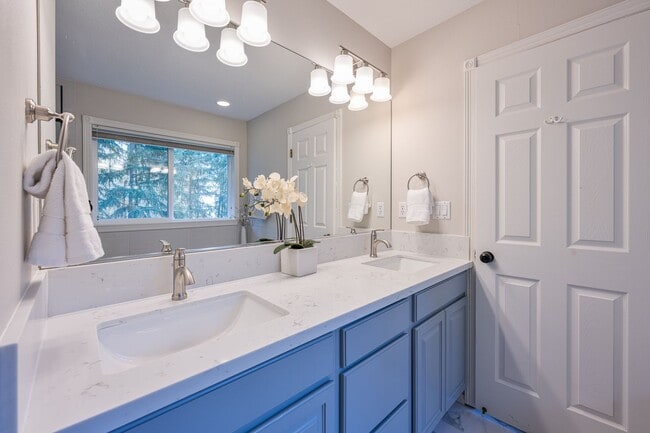 Building Photo - BEAUTIFUL 5 Bedroom Home in the Sought-After Hillshire Estates of Bull Mountain