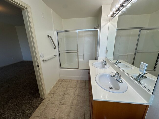 Building Photo - Available Low Income Unit - 2bed2bath condo in Canoga Park CA