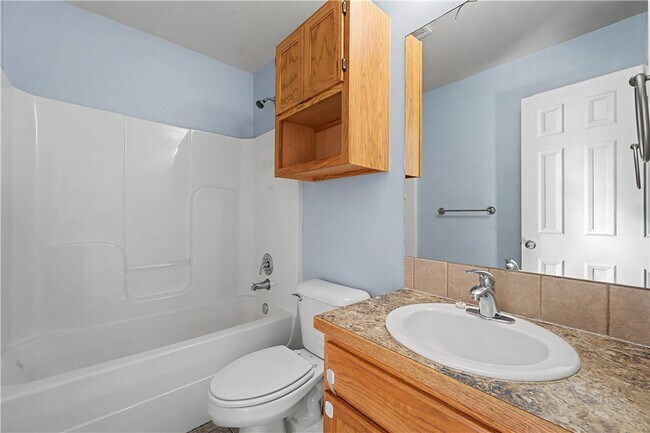 Building Photo - 585 Lynn Dr