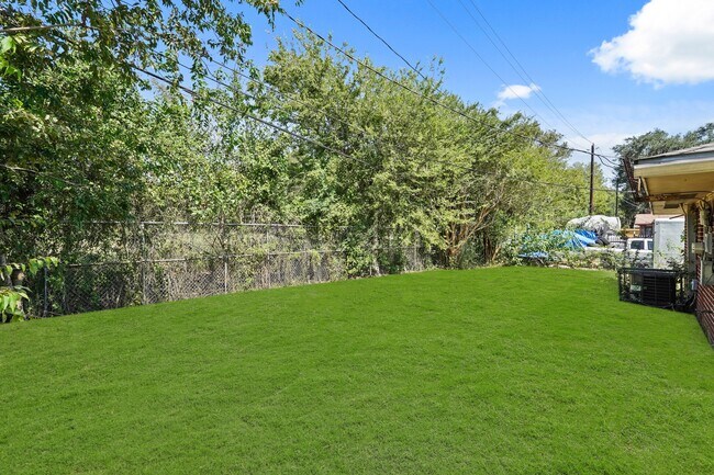 Building Photo - 1802 Mosher Ln