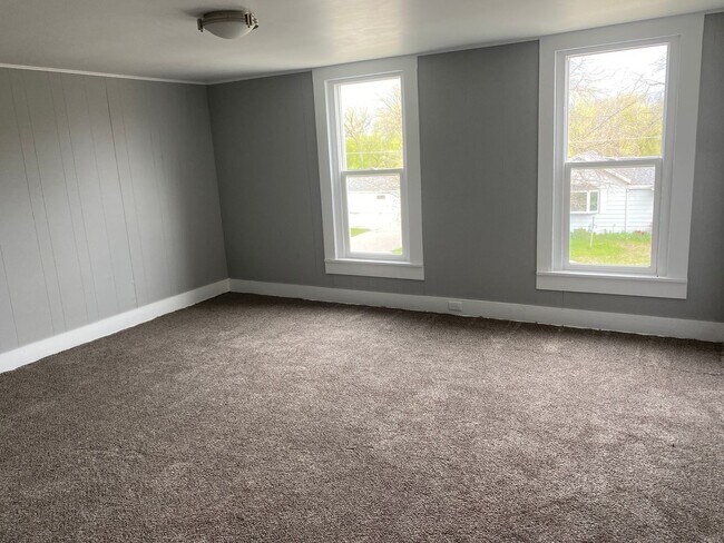 Building Photo - Elm/McDonald