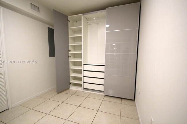 Building Photo - 218 NW 12th Ave