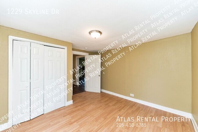 Building Photo - 1229 Skyline Dr