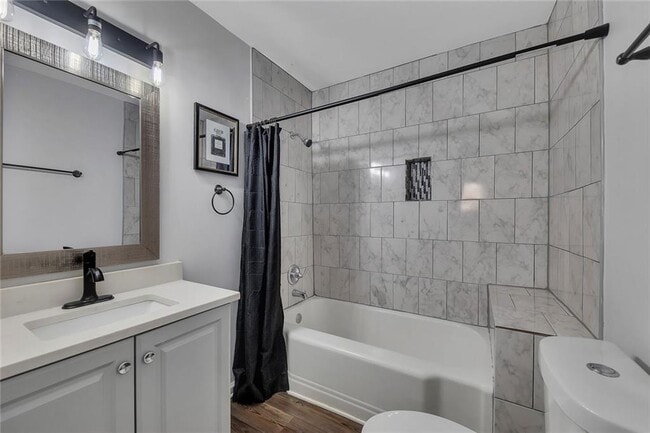 Building Photo - 845 Oak St NW