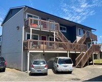 Building Photo - Montavilla Upstairs Townhouse~ Off Street Parking~ 89 Walk Score~ 99 Bike Score~ Pets Welcome!