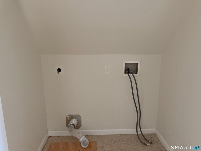 Building Photo - 438 Hollister Ave