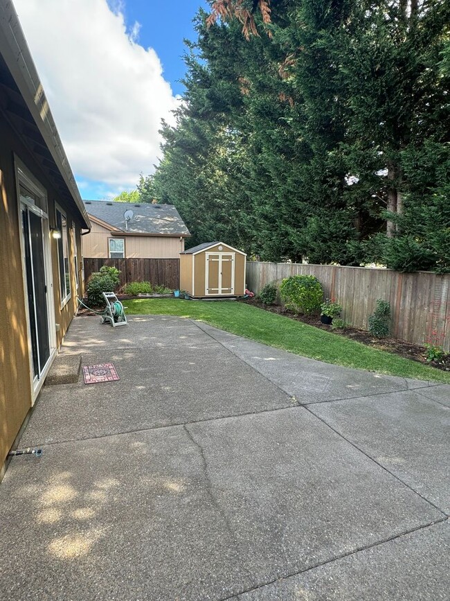 Building Photo - 3 Bedroom 2 Bath House in West Eugene Area