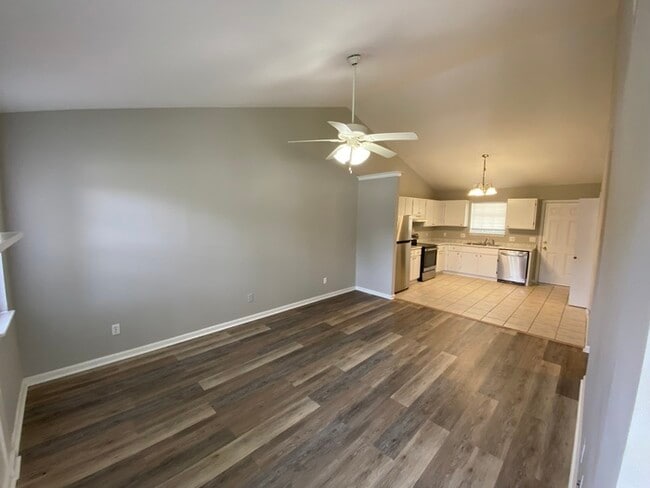 Building Photo - 2 bed 2 bath duplex