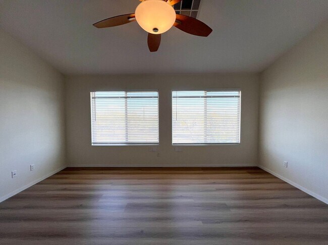 Building Photo - Beautiful two-story home with 5 bedrooms