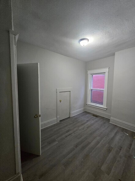 Building Photo - 2358 Putnam St