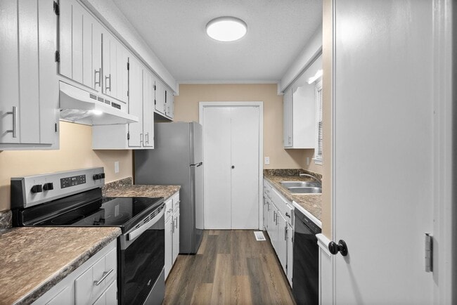 Building Photo - Three Bedroom on Corner Lot!