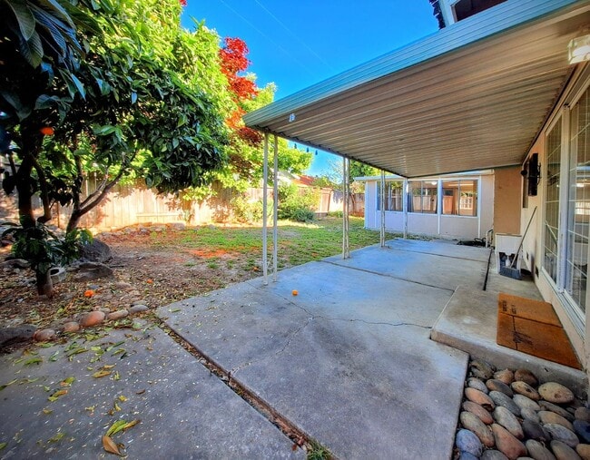 Building Photo - Beautifully Remodeled 3bd Single Story House With Bonus Room & Storage Space!