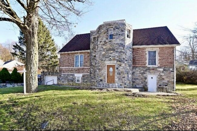 Building Photo - 2 Hollowbrook Pl