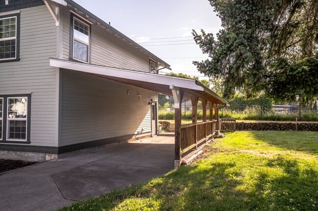 Building Photo - 3-bedroom 2 bath House $2,495
