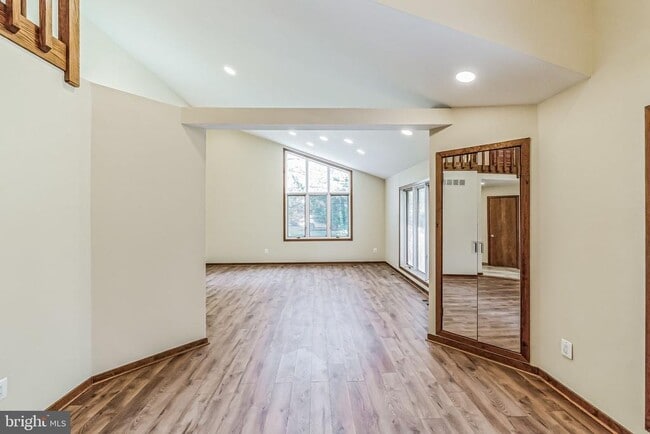 Building Photo - 468 Long Ln