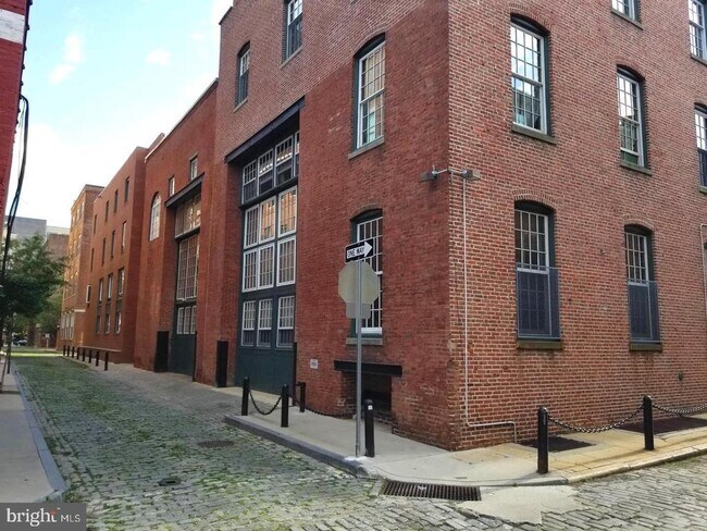 Building Photo - 130 N Bread St