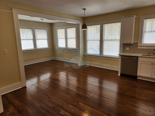 Building Photo - Newly Renovated Immaculate Apartment In Hillcrest!!!!! Just Blocks from UAMS!!