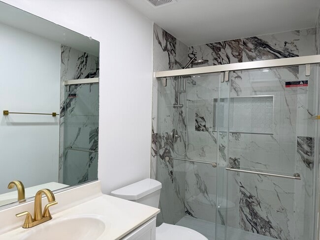 Building Photo - 431 Pine Lake Cir