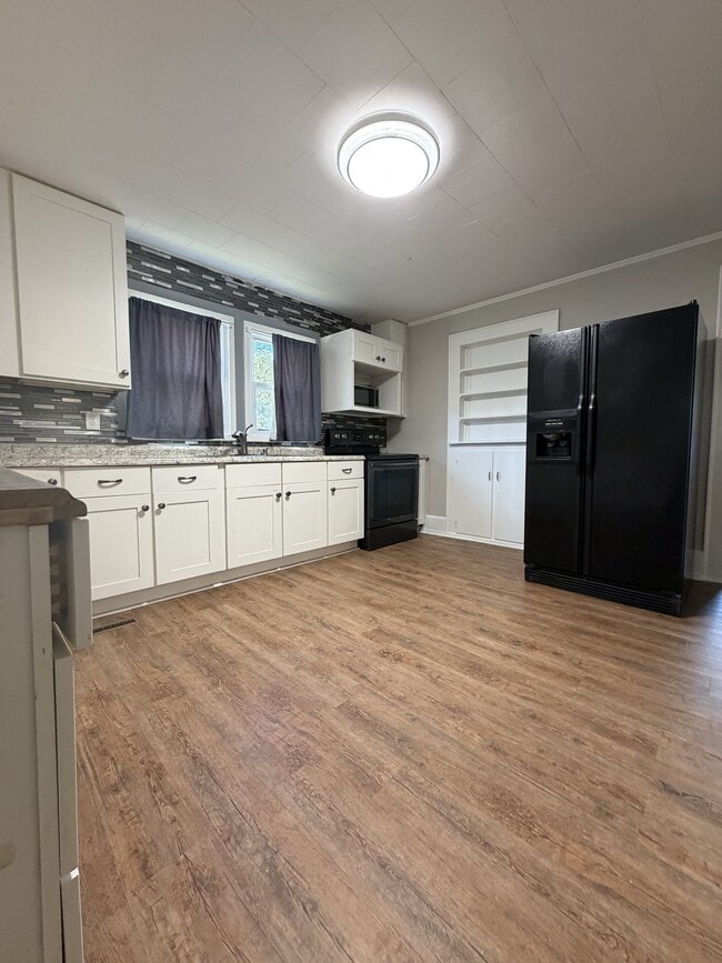 Building Photo - 140 Dillon St