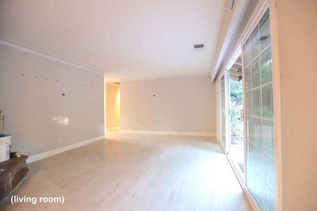 Building Photo - Santa Rosa: 3 bedroom, 2 1/2 bath Home wit...
