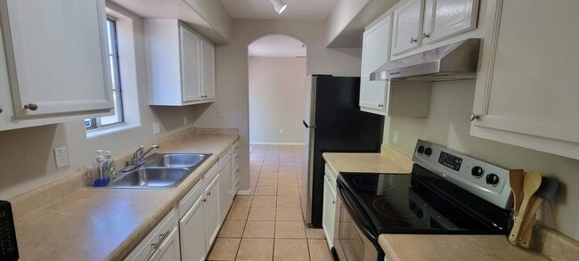 Building Photo - 564 W 12th St