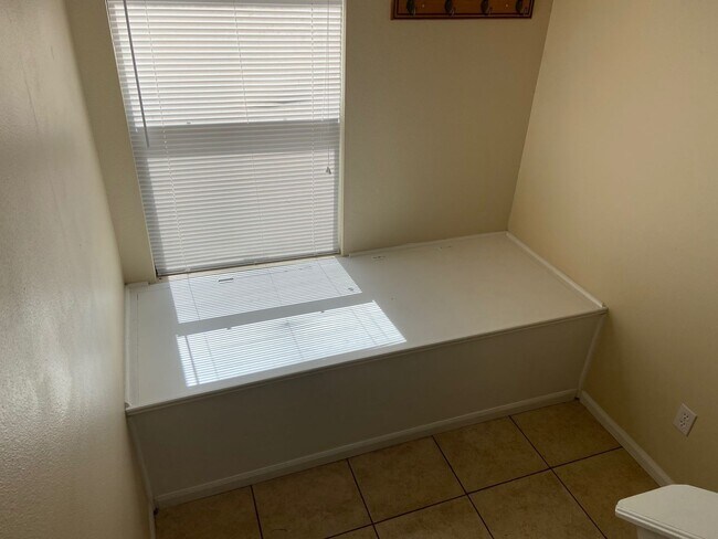 Building Photo - Beautiful 3 Bedroom 2 Bath Townhome Close ...