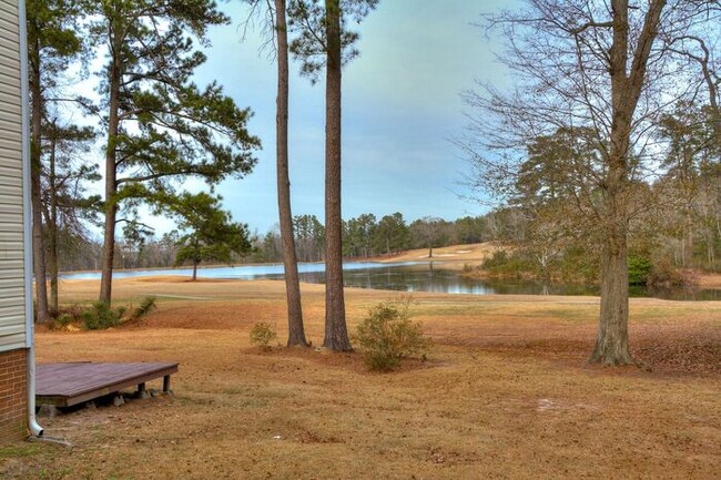 Building Photo - Spacious Three Bedroom in Goshen Lake