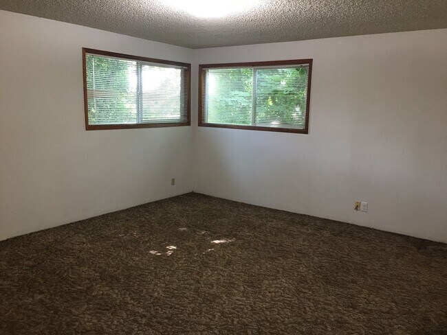 Building Photo - ch/lo06