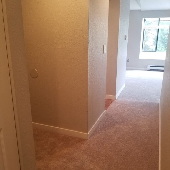 Building Photo - Ready for move in! Top Floor Condo with Fi...