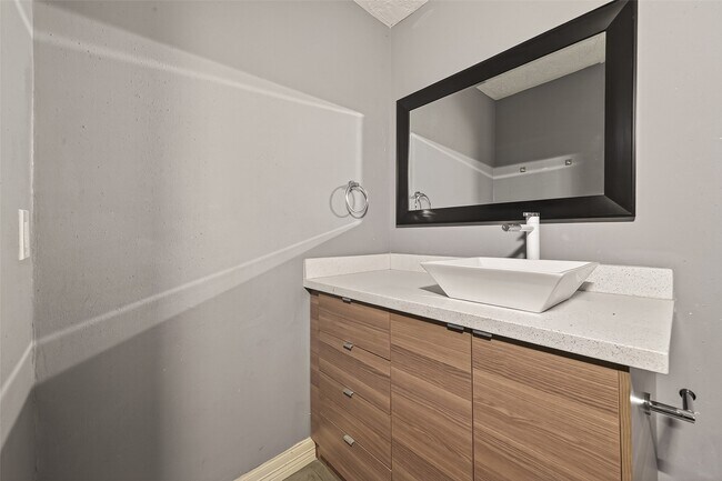 Building Photo - 2130 Round Lake Dr