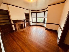 Building Photo - Convenient Downtown Apartment