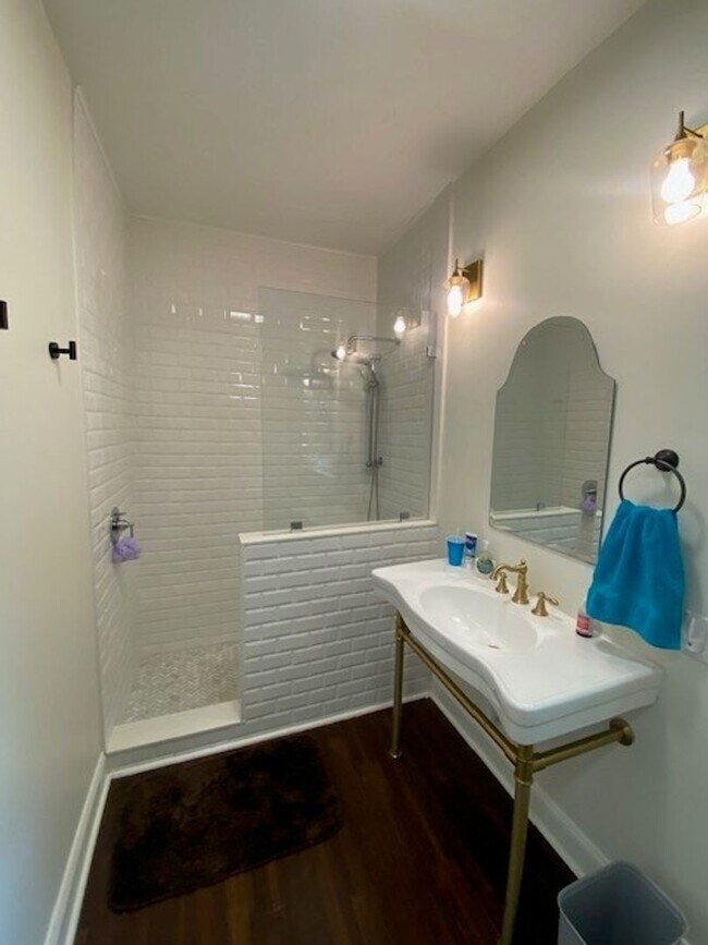Building Photo - Georgous 5 bedroom 2.5 bath home in Downto...