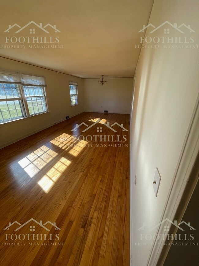 Building Photo - 3-Bedroom Brick Home in Top School Distric...