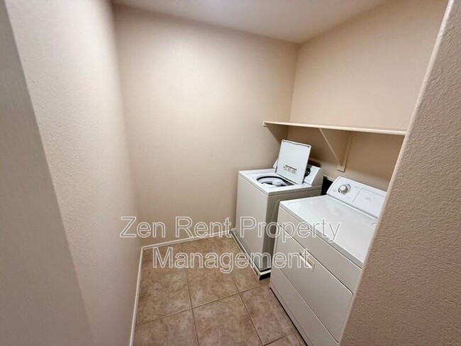 Building Photo - 3870 S Laurel Way